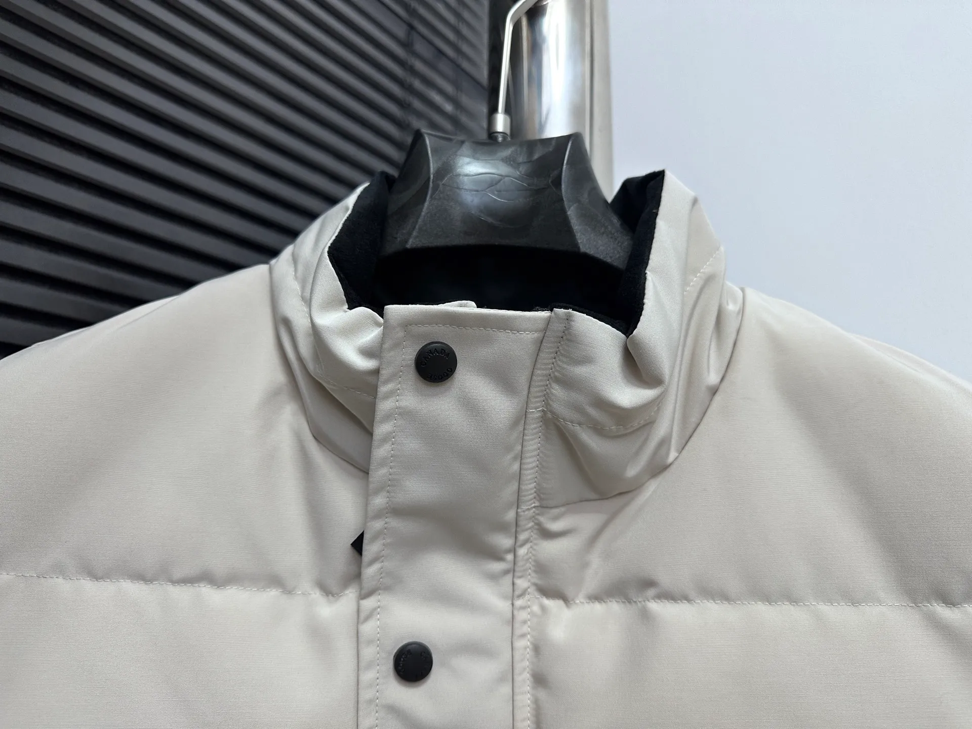 P360 [Canada Goose] Canada Goose black label #Freestyle Crew 4151mb men’s and women’s vest down ➖ Imported Behringer embroidery machine with customized 10,000-needle embroidery label! ➖ Imported 21-count polyester-cotton blended original fabric, using Feather-Light 10D waterproof coating fabric, made of 84.5% polyester fiber and 15.5% cotton, 100% the best feel in the entire network! ➖ The genuine official website uses the national standard 80 white duck down, and will never be misled by false claims such as 90 down or goose down! ➖ 100% nylon nylon lining with double double-layer sealing design to prevent velvet from running away. Top-grade polar fleece is used in the collar and pockets to keep warm and comfortable! ➖ Yoshida YKK provides original custom-made electroplated sliders. YKK two-way lockable zippers are tight and smooth and will not peel off paint! ➖ 3M composite original Velcro is durable, and all accessories and hardware are disassembled and customized! ⛔No slander, no exaggeration, no need for too much copywriting, because it is focused, it is professional!  SIZE: XS S M L XL XXL